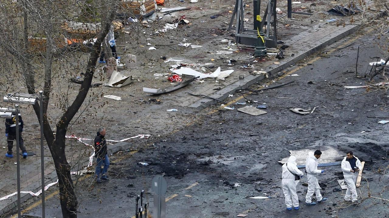 Am Tag nach dem schweren Anschlag in Ankara sichern Ermittler Spuren. Am Tag nach dem schweren Anschlag in Ankara sichern Ermittler Spuren.