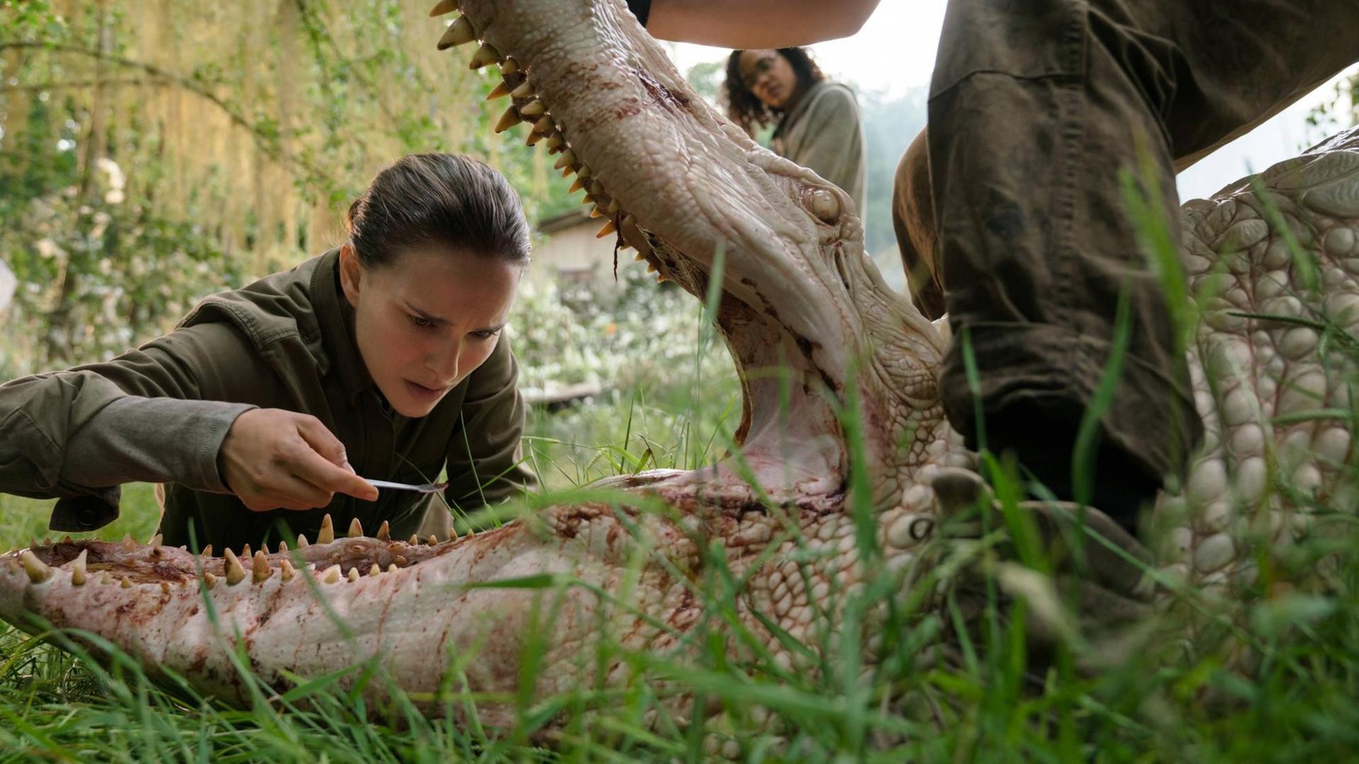 Natalie Portman (li.) und Tessa Thompson in Alex Garlands Science-Fiction-Film "Auslöschung"