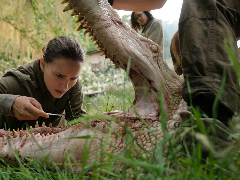 Natalie Portman (li.) und Tessa Thompson in Alex Garlands Science-Fiction-Film "Auslöschung"