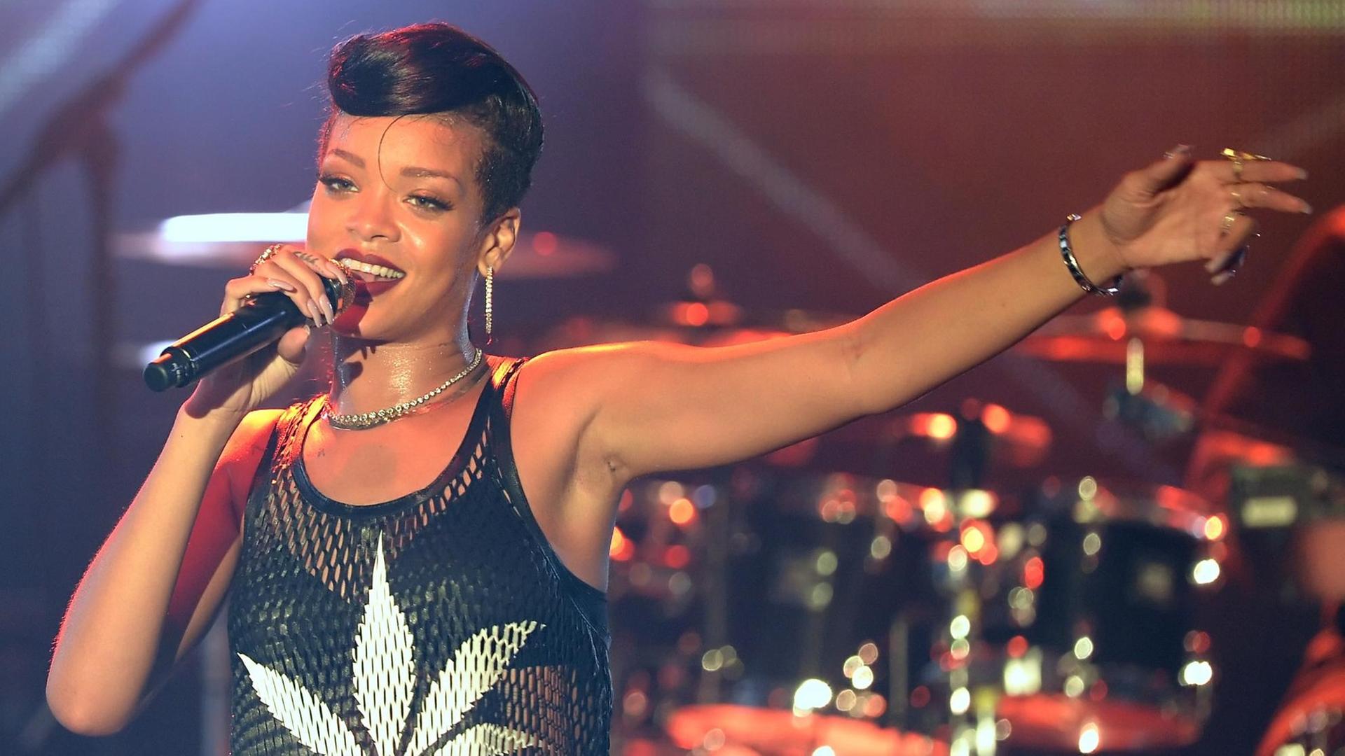 Die US-amerikanische Sängerin Rihanna (2012) bei einem Konzert in Deutschland. Die US-amerikanische Sängerin Rihanna (2012) bei einem Konzert in Deutschland.