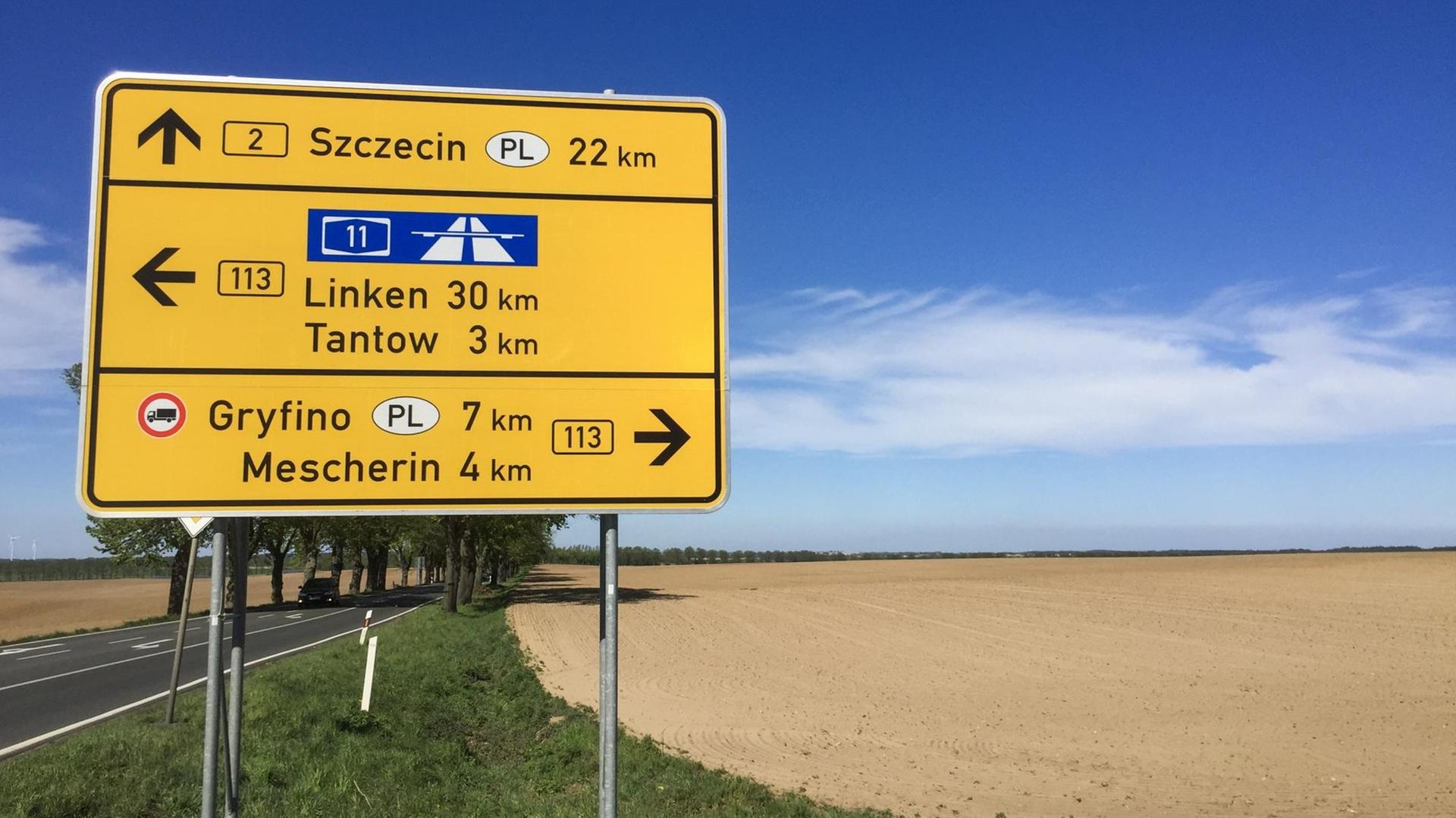 Weites Land der Uckermark mit Wegweiser in der Nähe von Gartz/ Tantow Weites Land der Uckermark mit Wegweiser in der Nähe von Gartz/ Tantow