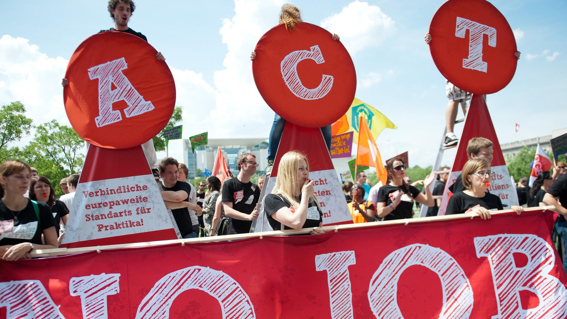Jugendliche aus ganz Europa nehmen am 03.07.2013 vor dem Bundeskanzleramt in Berlin während einer Demonstration gegen die Jugendarbeitslosigkeit in Europa teil. Jugendliche aus ganz Europa nehmen am 03.07.2013 vor dem Bundeskanzleramt in Berlin während einer Demonstration gegen die Jugendarbeitslosigkeit in Europa teil.