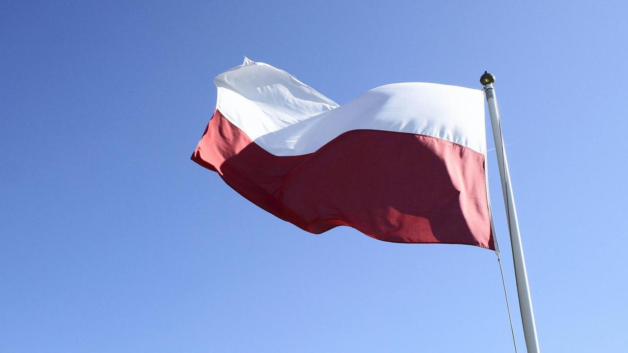 Eine polnische Flagge weht im Wind. Eine polnische Flagge weht im Wind.