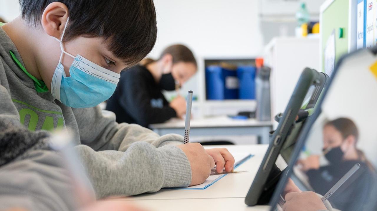 Schüler mit Mund- und Nasenschutz arbeiten in einer siebten Klasse einer Gemeinschaftsschule. Schüler mit Mund- und Nasenschutz arbeiten in einer siebten Klasse einer Gemeinschaftsschule.