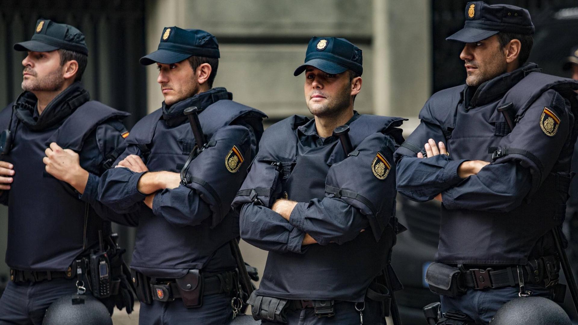 Polizisten der spanischen Guardia Civil sichern Proteste in der katalanischen Regionalhauptstadt Barcelona ab. Polizisten der spanischen Guardia Civil sichern Proteste in der katalanischen Regionalhauptstadt Barcelona ab.