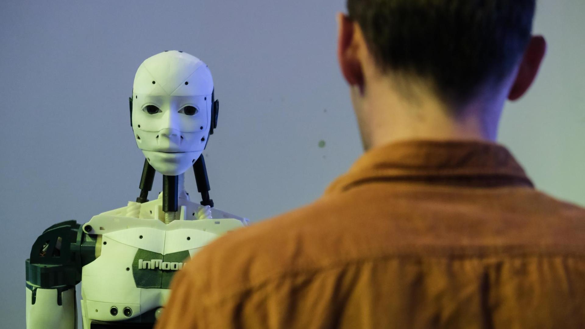 A humanoid robot. The seventh edition of Futurapolis, organized by Le Point magazine, was inaugurated in Toulouse (France) on November 16, 2018. For 2 days, the event, which is aimed at both the general public and businesses, is an opportunity to an inventory of technological advances, and to imagine the transformations of tomorrow. Photo by Patrick BATARD / ABACAPRESS.com | A humanoid robot. The seventh edition of Futurapolis, organized by Le Point magazine, was inaugurated in Toulouse (France) on November 16, 2018. For 2 days, the event, which is aimed at both the general public and businesses, is an opportunity to an inventory of technological advances, and to imagine the transformations of tomorrow. Photo by Patrick BATARD / ABACAPRESS.com |