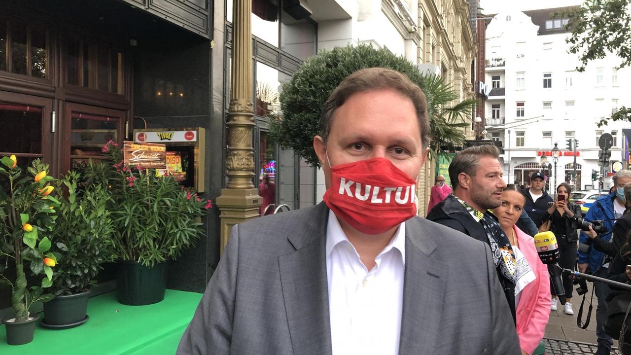 Carsten Brosda vor der Premiere im Tivoli, er trägt eine Mase. Carsten Brosda vor der Premiere im Tivoli, er trägt eine Mase.