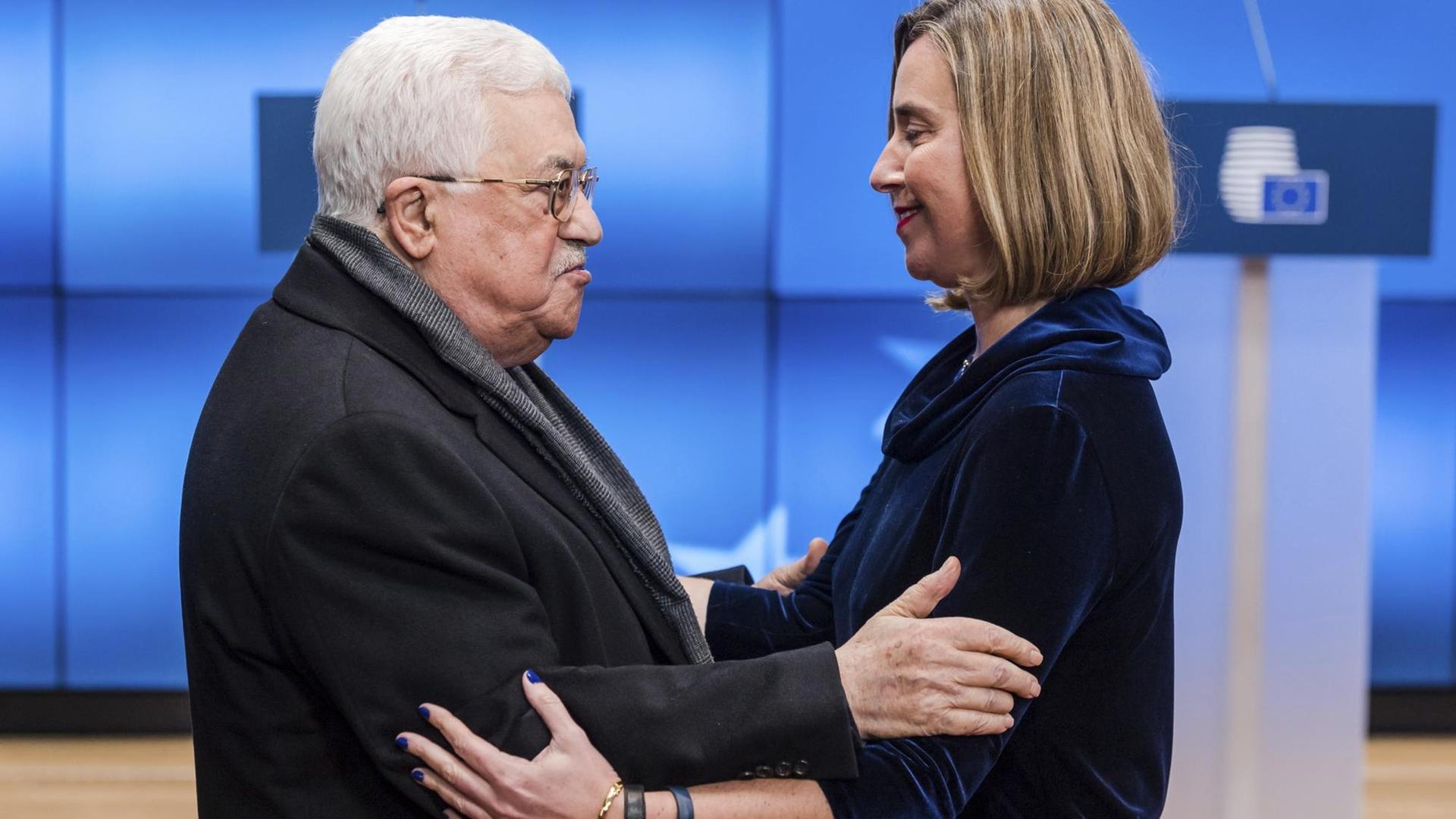 Die EU-Außenbeauftragte Mogherini begrüßt Palästinenserpräsident Abbas in Brüssel - im Januar 2018. Die EU-Außenbeauftragte Mogherini begrüßt Palästinenserpräsident Abbas in Brüssel - im Januar 2018.