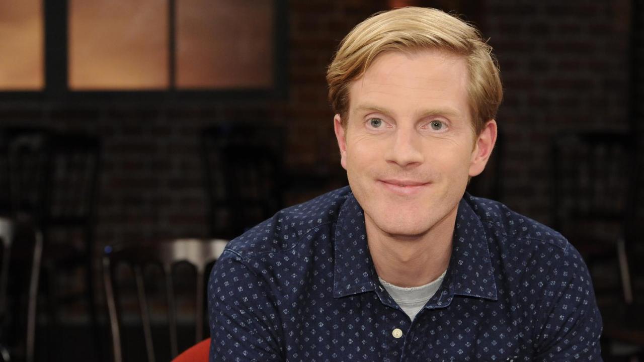 Der Moderator und Satiriker Philipp Walulis zu Gast in der WDR Talkshow "Kölner Treff" am 26.09.2014 in Köln. Der Moderator und Satiriker Philipp Walulis zu Gast in der WDR Talkshow "Kölner Treff" am 26.09.2014 in Köln.
