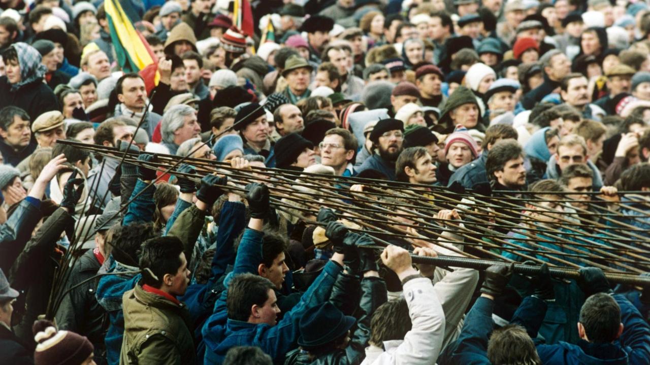 Um die Unabhängigkeitsbestrebungen zu zerschlagen, wurde im Januar 1991 in Litauen das Militär eingesetzt. 13 Menschen kamen ums Leben.