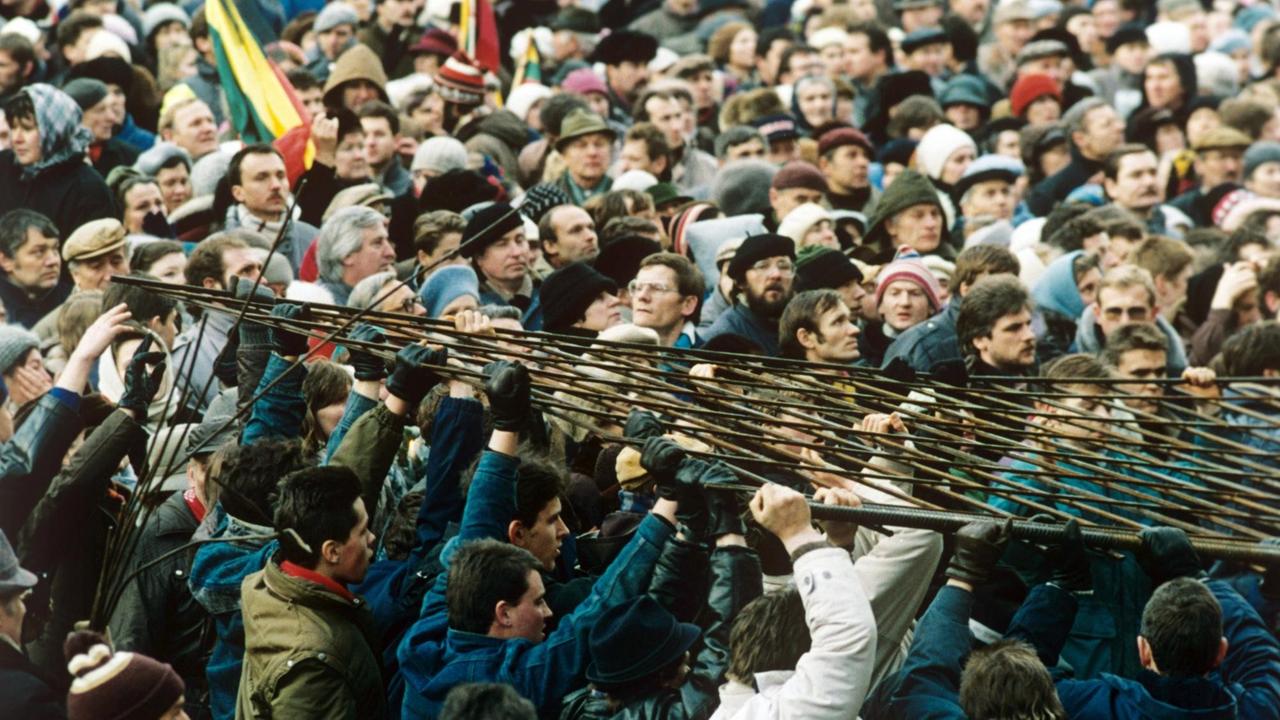 Um die Unabhängigkeitsbestrebungen zu zerschlagen, wurde im Januar 1991 in Litauen das Militär eingesetzt. 13 Menschen kamen ums Leben. Um die Unabhängigkeitsbestrebungen zu zerschlagen, wurde im Januar 1991 in Litauen das Militär eingesetzt. 13 Menschen kamen ums Leben.