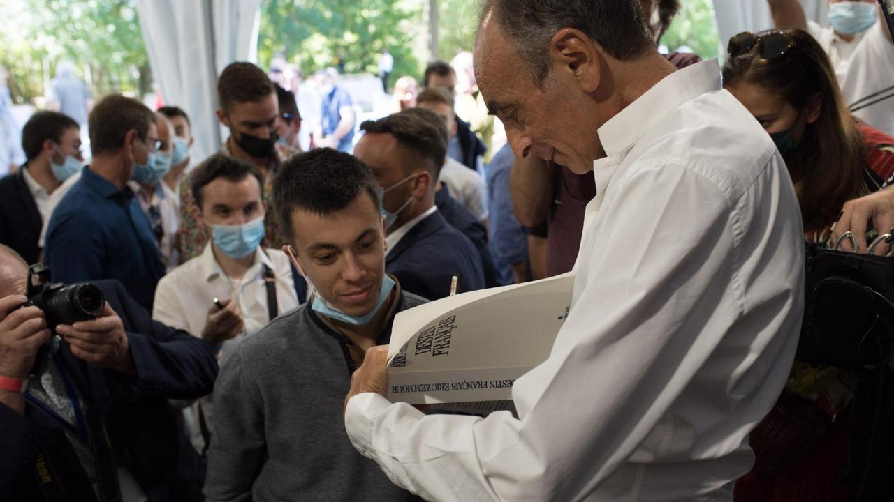 Éric Zemmour vom Rassemblement National während einer politischen Diskussionsveranstaltung Éric Zemmour vom Rassemblement National während einer politischen Diskussionsveranstaltung