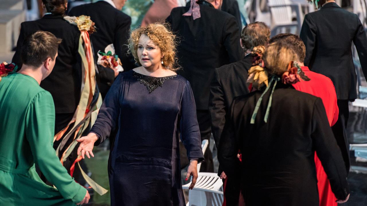 Brigitte Christensen als Königin Alceste und der MusicAeterna Chor in der Jahrhunderthalle während der Generalprobe der Barockoper "Alceste" von Christoph Willibald Gluck. Brigitte Christensen als Königin Alceste und der MusicAeterna Chor in der Jahrhunderthalle während der Generalprobe der Barockoper "Alceste" von Christoph Willibald Gluck.