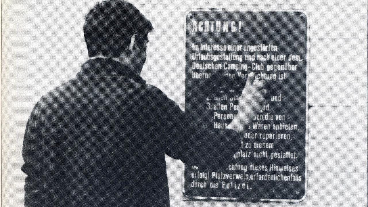 Romani Rose zerstörte im Juli 1979 ein diskriminierendes Verbotsschild auf einem Campingplatz, das "Landfahrern" den Zutritt verwehrte. Romani Rose zerstörte im Juli 1979 ein diskriminierendes Verbotsschild auf einem Campingplatz, das "Landfahrern" den Zutritt verwehrte.