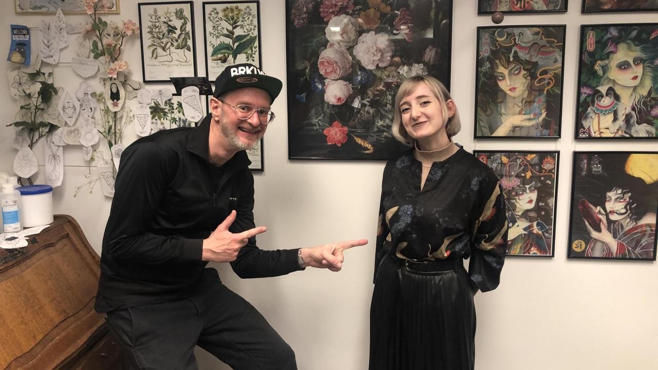 Swann Schilling und Caro Liebig posieren vor einer mit den eigenen Bildern behangenen Wand. Swann Schilling und Caro Liebig posieren vor einer mit den eigenen Bildern behangenen Wand.