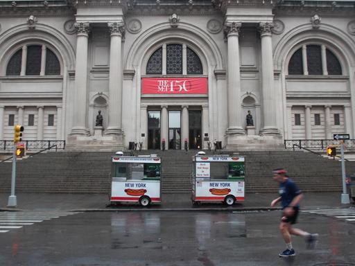 Ein Jogger läuft vor dem Eingang zum Metropolitan Museum auf der leeren Straße von New York (USA).