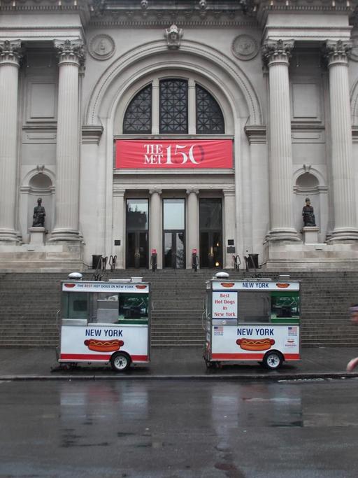 Ein Jogger läuft vor dem Eingang zum Metropolitan Museum auf der leeren Straße von New York (USA).