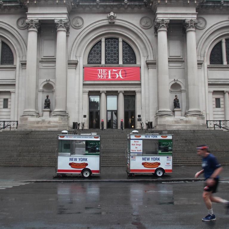 Ein Jogger läuft vor dem Eingang zum Metropolitan Museum auf der leeren Straße von New York (USA).