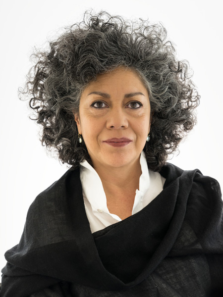 Die kolumbianische Künstlerin Doris Salcedo auf einem Porträtfoto.