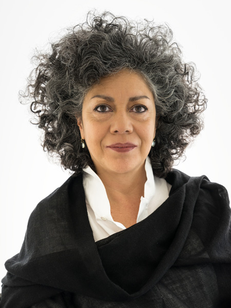 Die kolumbianische Künstlerin Doris Salcedo auf einem Porträtfoto. Die kolumbianische Künstlerin Doris Salcedo auf einem Porträtfoto.