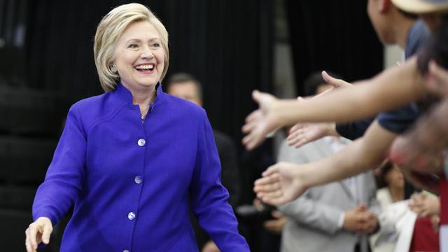 Hillary Clinton grüßt Unterstützer am letzten Tag ihrer Kampagne für die Vorwahlen im US-Bundesstaat Kalifornien.