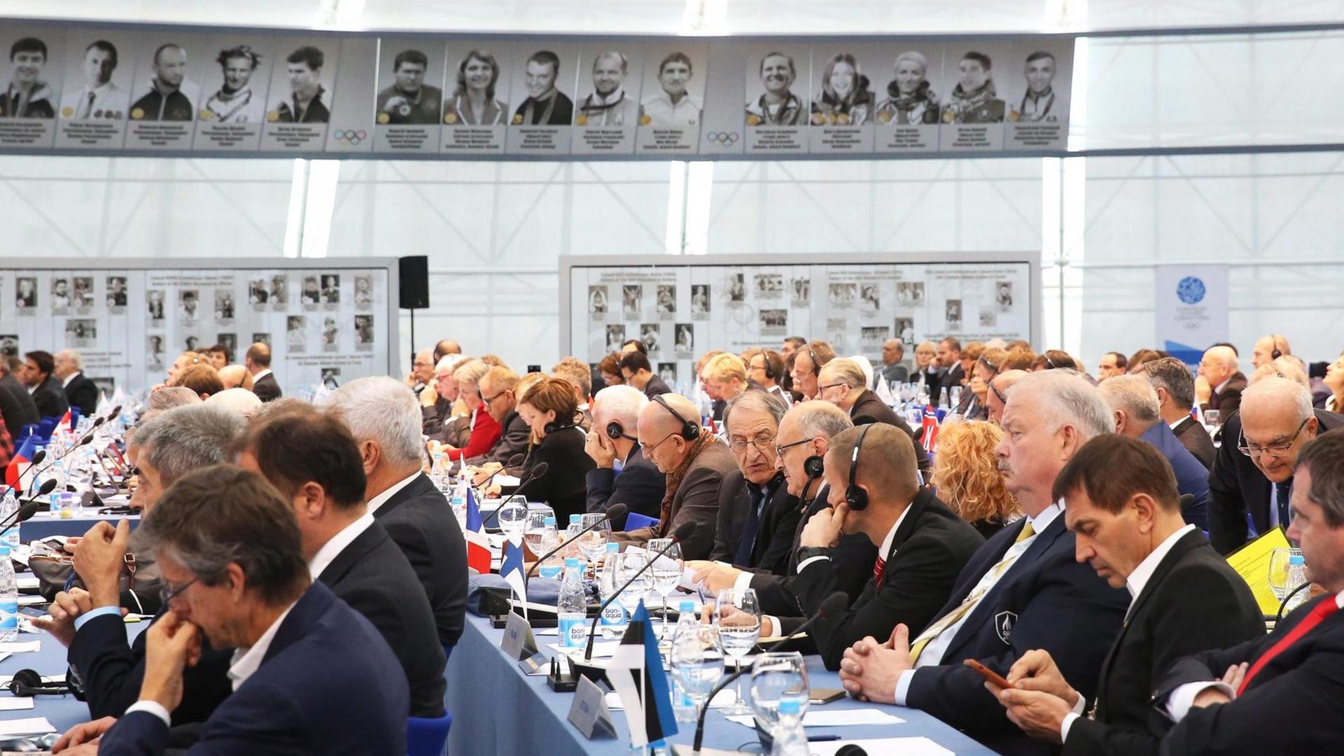 Blick auf die Delegierten beim 45. Treffen des Europäischen Olympischen Komitees in Minsk, Weißrussland. Blick auf die Delegierten beim 45. Treffen des Europäischen Olympischen Komitees in Minsk, Weißrussland.