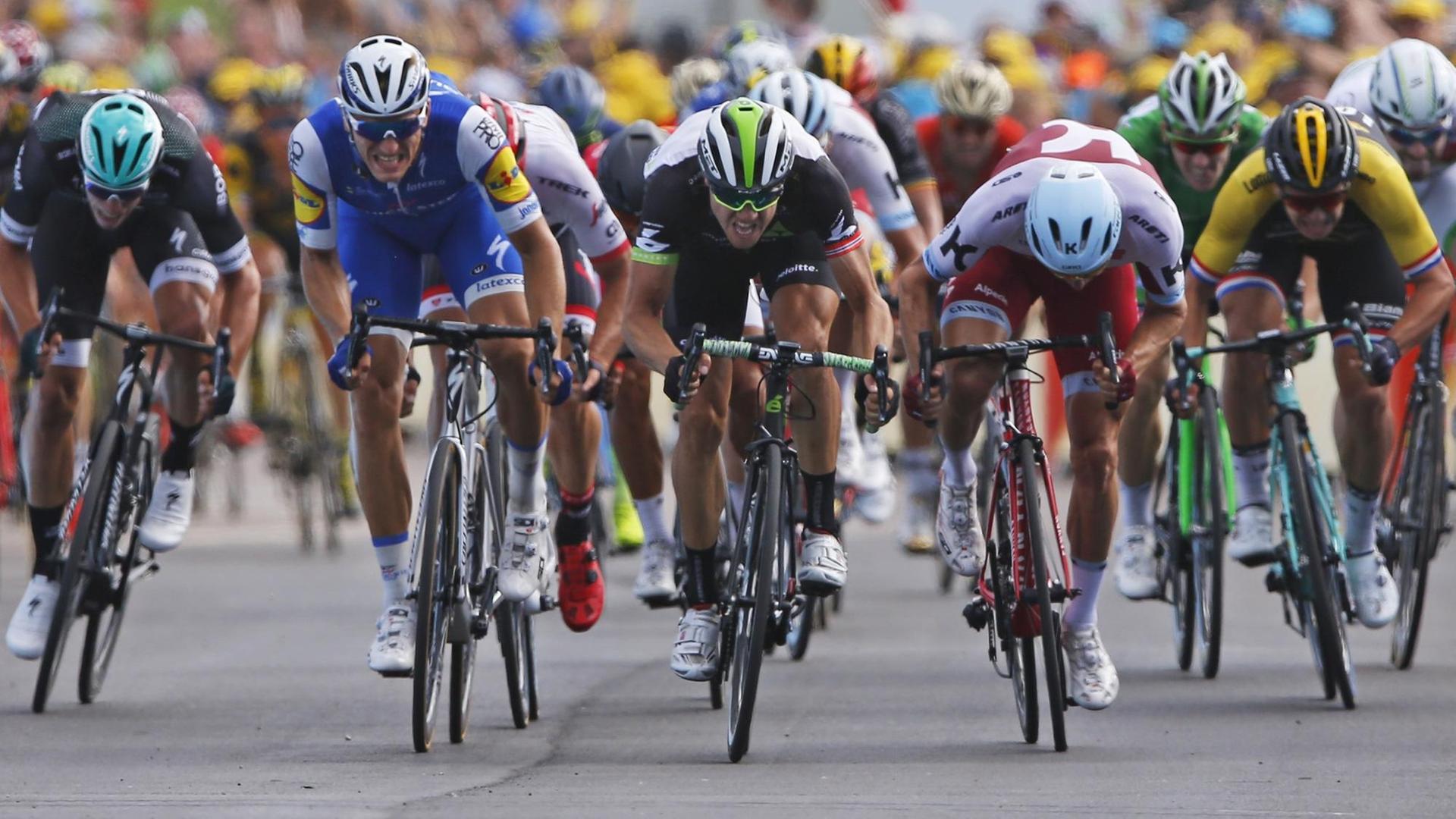 Der deutsche Radsportler Marcel Kittel (zweiter von links) hat die siebte Etappe der Tour de France gewonnen. Er kam vor dem Norweger Edvald Boasson Hagen (Mitte) ins Ziel. Der deutsche Radsportler Marcel Kittel (zweiter von links) hat die siebte Etappe der Tour de France gewonnen. Er kam vor dem Norweger Edvald Boasson Hagen (Mitte) ins Ziel.