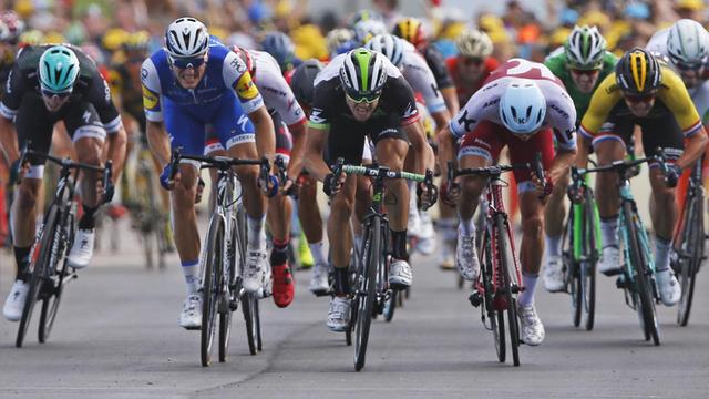 Der deutsche Radsportler Marcel Kittel (zweiter von links) hat die siebte Etappe der Tour de France gewonnen. Er kam vor dem Norweger Edvald Boasson Hagen (Mitte) ins Ziel.