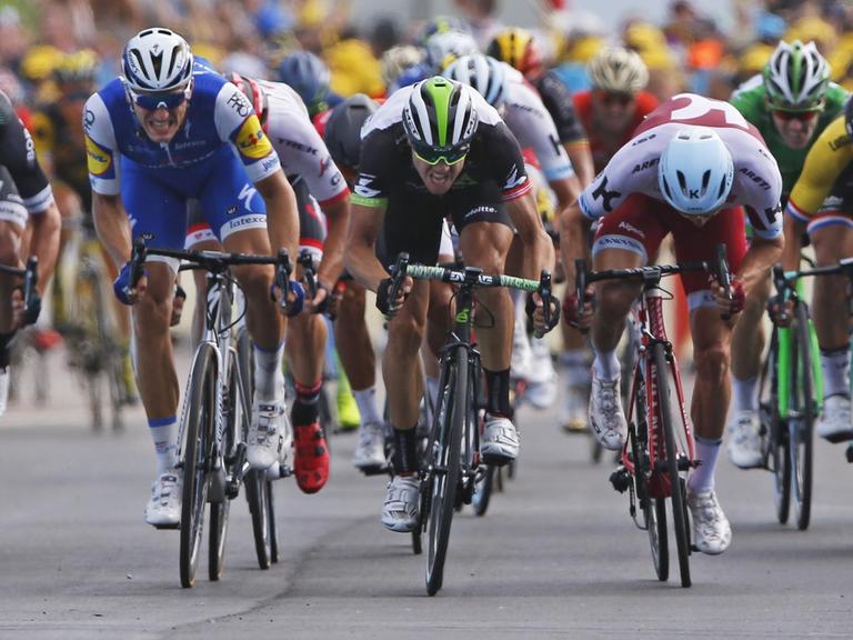 Der deutsche Radsportler Marcel Kittel (zweiter von links) hat die siebte Etappe der Tour de France gewonnen. Er kam vor dem Norweger Edvald Boasson Hagen (Mitte) ins Ziel.
