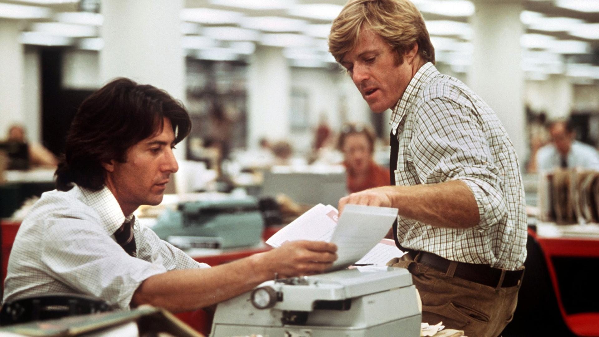 Die beiden US-amerikanischen Schauspieler Robert Redford (r) und Dustin Hoffman in einer Szene des Films "Die Unbestechlichen" von Alan J. Pakula Die beiden US-amerikanischen Schauspieler Robert Redford (r) und Dustin Hoffman in einer Szene des Films "Die Unbestechlichen" von Alan J. Pakula