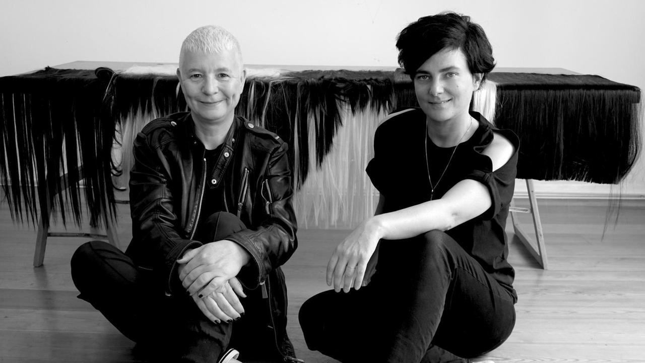 Die Künstlerinnen Pauline Boudry und Renate Lorenz sitzen auf einem Holzfußboden. Sie haben für den Schweizer Pavillon auf der Biennale Venedig 2019 das Videoprojekt "Moving Backwards" geschaffen. Die Künstlerinnen Pauline Boudry und Renate Lorenz sitzen auf einem Holzfußboden. Sie haben für den Schweizer Pavillon auf der Biennale Venedig 2019 das Videoprojekt "Moving Backwards" geschaffen.