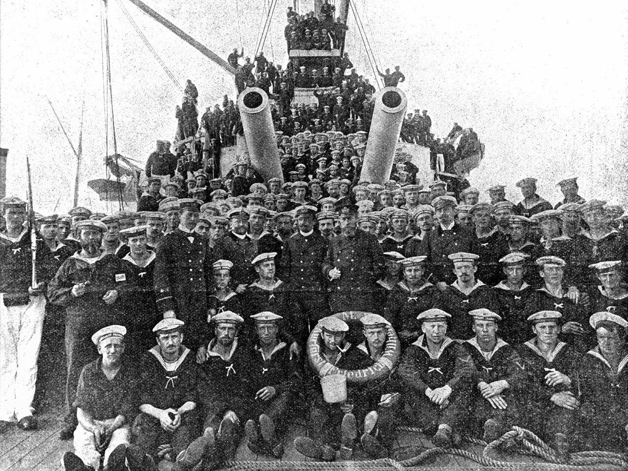 Die Besatzung des Flagschiffs der 1. Linienschiffsdivision "Kurfürst Friedrich Wilhelm". Die 1. Linienschiffsdivision verließ am 11. Juli 1900 Wilhelmshaven, um sich an der Niederschlagung des Boxeraufstands in China zu beteiligen.
