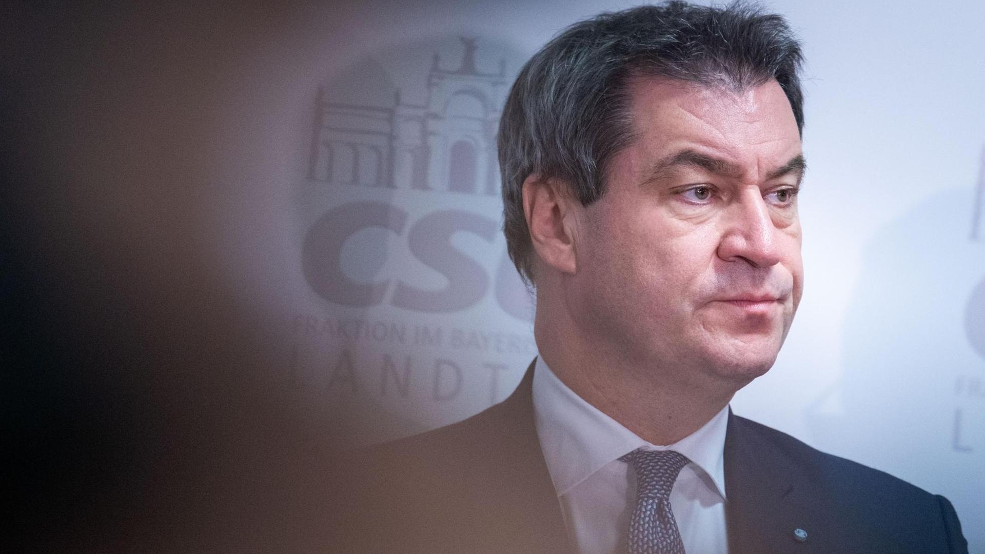 Markus Söder (CSU), Ministerpräsident von Bayern, nimmt an einem Statement der CSU-Fraktion zur Landtagswahl teil. Er blickt sehr ernst. Markus Söder (CSU), Ministerpräsident von Bayern, nimmt an einem Statement der CSU-Fraktion zur Landtagswahl teil. Er blickt sehr ernst.