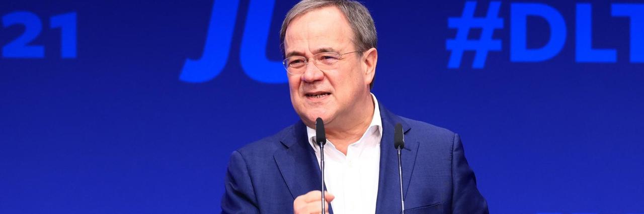 Armin Laschet steht an einem Redner-Pult udn spricht in ein Mikrofon. Armin Laschet steht an einem Redner-Pult udn spricht in ein Mikrofon.