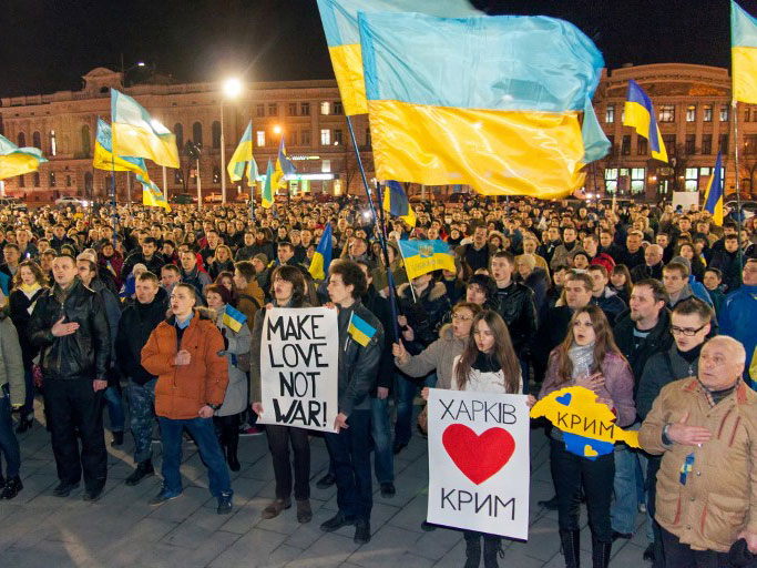 Zahlreiche pro-ukrainische Aktivisten singen die Nationalhymne in der Stadt Kharkiv, sie schwenken Fahnen und halten Transparente hoch.