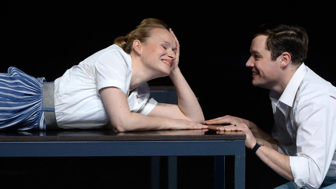Szene aus "Zeiten des Aufruhrs" am Schauspiel Leipzig Szene aus "Zeiten des Aufruhrs" am Schauspiel Leipzig