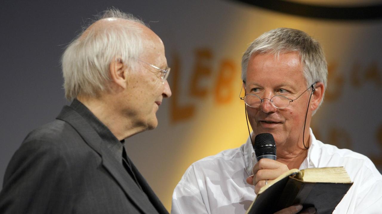 Der umstrittene Familientherapeut Bert Hellinger im Gespräch mit dem ehemaligen TV-Pfarrer Jürgen Fliege bei einer Veranstaltung des evangelischen Kirchentages in Köln 2007. Der umstrittene Familientherapeut Bert Hellinger im Gespräch mit dem ehemaligen TV-Pfarrer Jürgen Fliege bei einer Veranstaltung des evangelischen Kirchentages in Köln 2007.