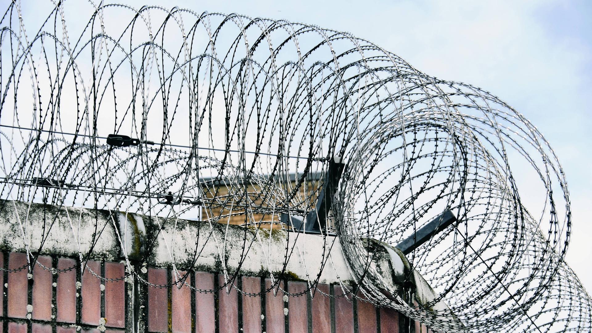 Gefängnismauer und Stacheldraht Gefängnismauer und Stacheldraht