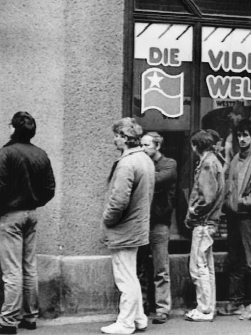 Kunden stehen im März 1990 in einer langen Warteschlange vor einer neueröffneten Videothek in Leipzig.