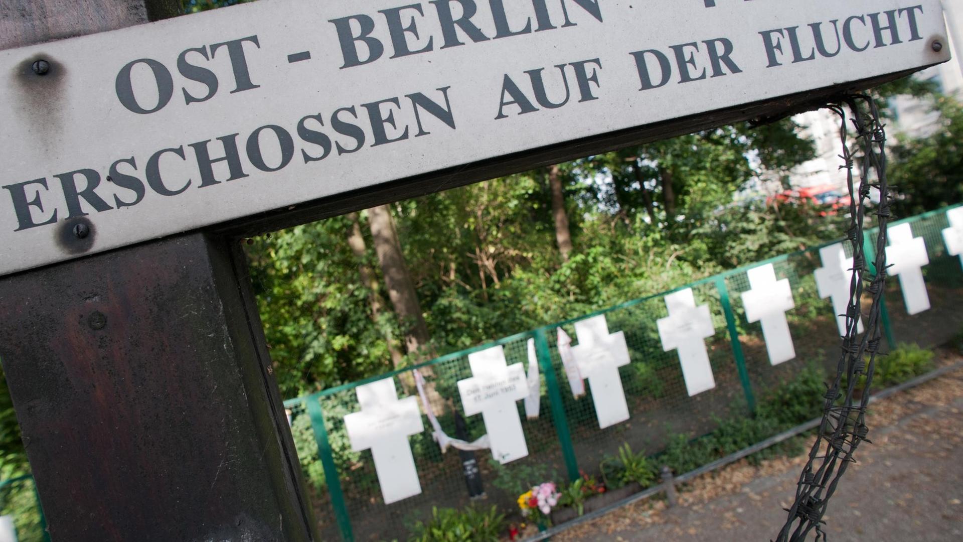 "Erschossen auf der Flucht" steht am Freitag (10.08.2012) am Reichstag in Berlin auf einem Kreuz, das vor weiteren Kreuzen steht, die an die Opfer der Mauer erinnern sollen. "Erschossen auf der Flucht" steht am Freitag (10.08.2012) am Reichstag in Berlin auf einem Kreuz, das vor weiteren Kreuzen steht, die an die Opfer der Mauer erinnern sollen.