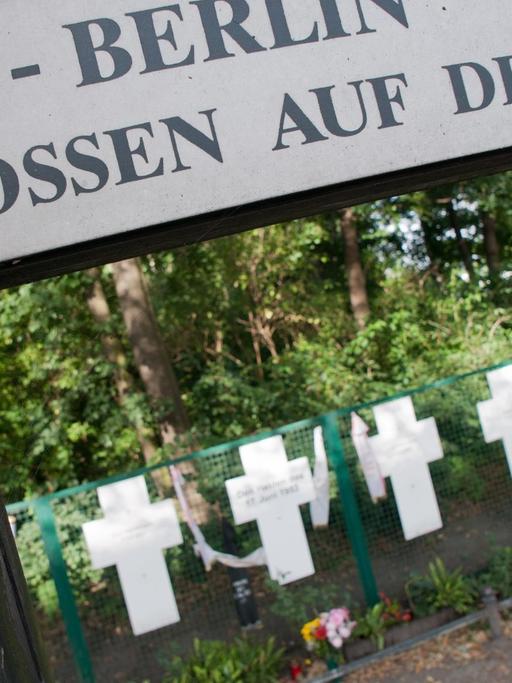 "Erschossen auf der Flucht" steht am Freitag (10.08.2012) am Reichstag in Berlin auf einem Kreuz, das vor weiteren Kreuzen steht, die an die Opfer der Mauer erinnern sollen.