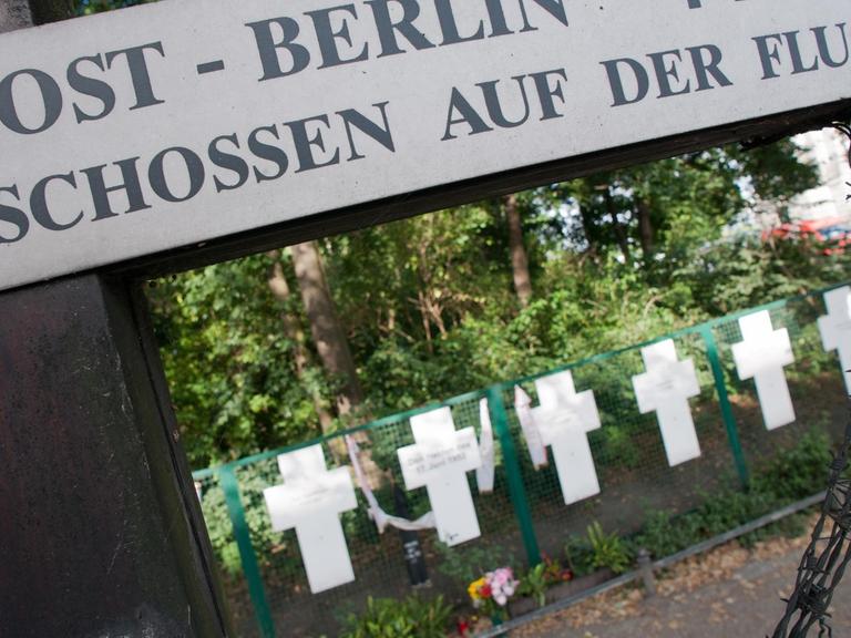 "Erschossen auf der Flucht" steht am Freitag (10.08.2012) am Reichstag in Berlin auf einem Kreuz, das vor weiteren Kreuzen steht, die an die Opfer der Mauer erinnern sollen.