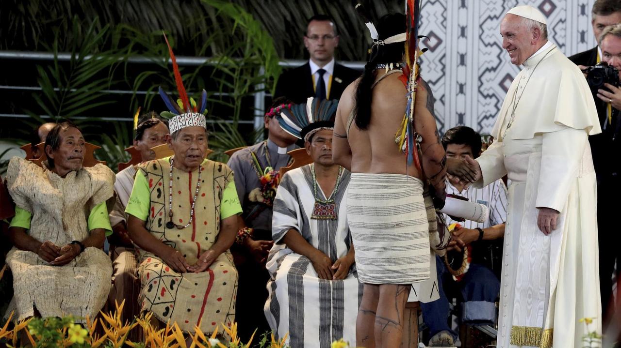 Papst Franziskus gibt (19.01.18) einen Ureinwohner die Hand in Puerto Maldonado (Peru). Papst Franziskus gibt (19.01.18) einen Ureinwohner die Hand in Puerto Maldonado (Peru).