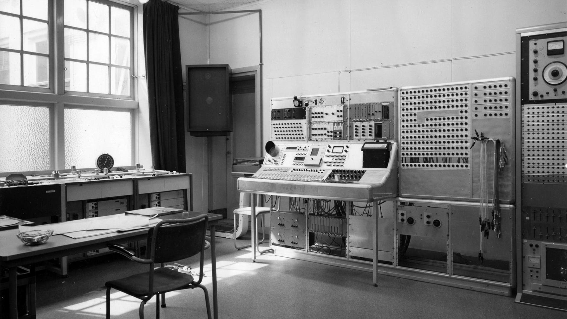 Ein Blick auf analoge Mischpulte im Elektronischen Studio in Utrecht Ein Blick auf analoge Mischpulte im Elektronischen Studio in Utrecht