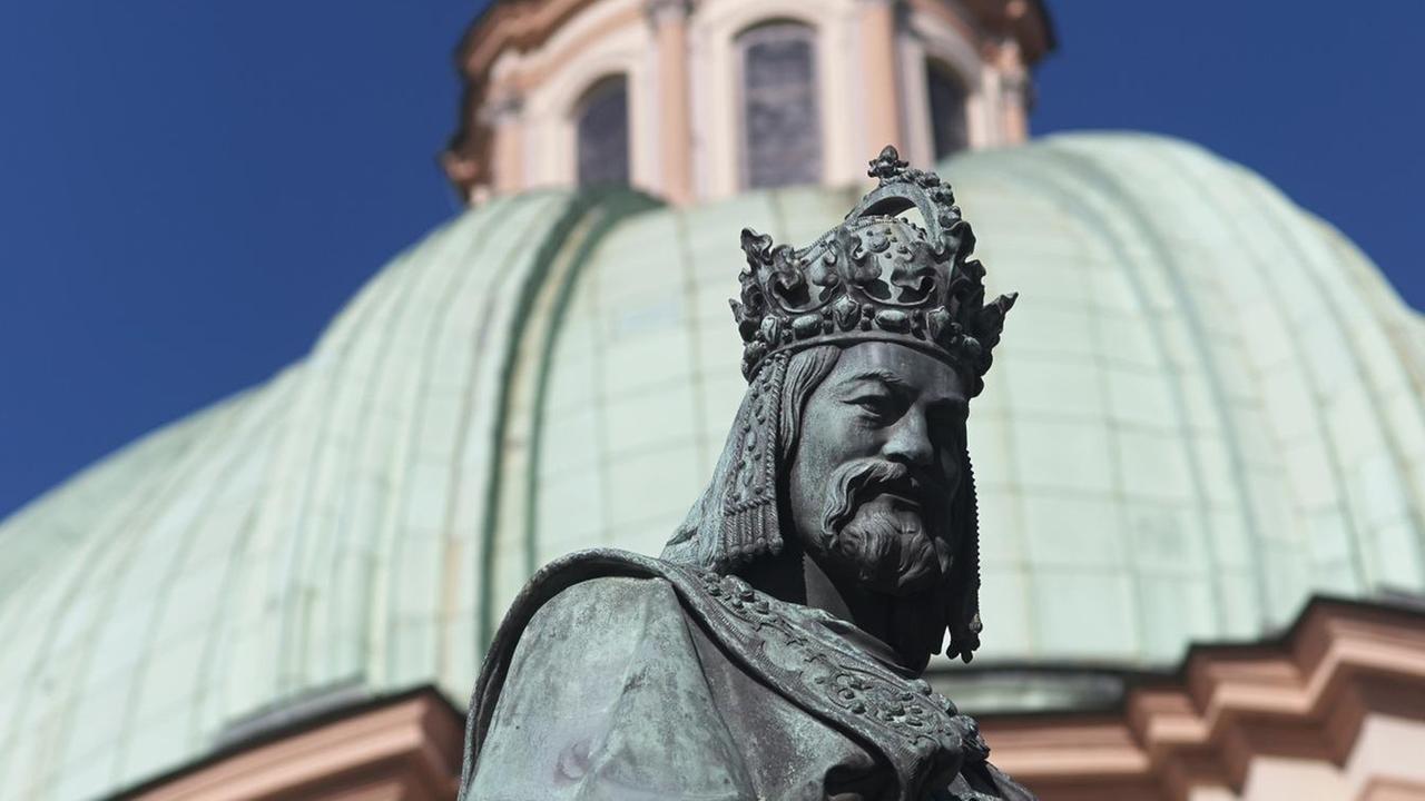 Eine Statue von Kaiser Karl IV., nach einem Entwurf des Dresdner Bildhauers Ernst Hähnel, erinnert nahe der Karlsbrücke in Prag (Tschechien) an den römisch-deutschen Kaiser und König von Böhmen. Deutschland und Tschechien feiern 2016 das 700. Geburtsjahr Karls IV. Eine Statue von Kaiser Karl IV., nach einem Entwurf des Dresdner Bildhauers Ernst Hähnel, erinnert nahe der Karlsbrücke in Prag (Tschechien) an den römisch-deutschen Kaiser und König von Böhmen. Deutschland und Tschechien feiern 2016 das 700. Geburtsjahr Karls IV.