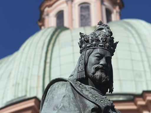 Eine Statue von Kaiser Karl IV., nach einem Entwurf des Dresdner Bildhauers Ernst Hähnel, erinnert nahe der Karlsbrücke in Prag (Tschechien) an den römisch-deutschen Kaiser und König von Böhmen. Deutschland und Tschechien feiern 2016 das 700. Geburtsjahr Karls IV.
