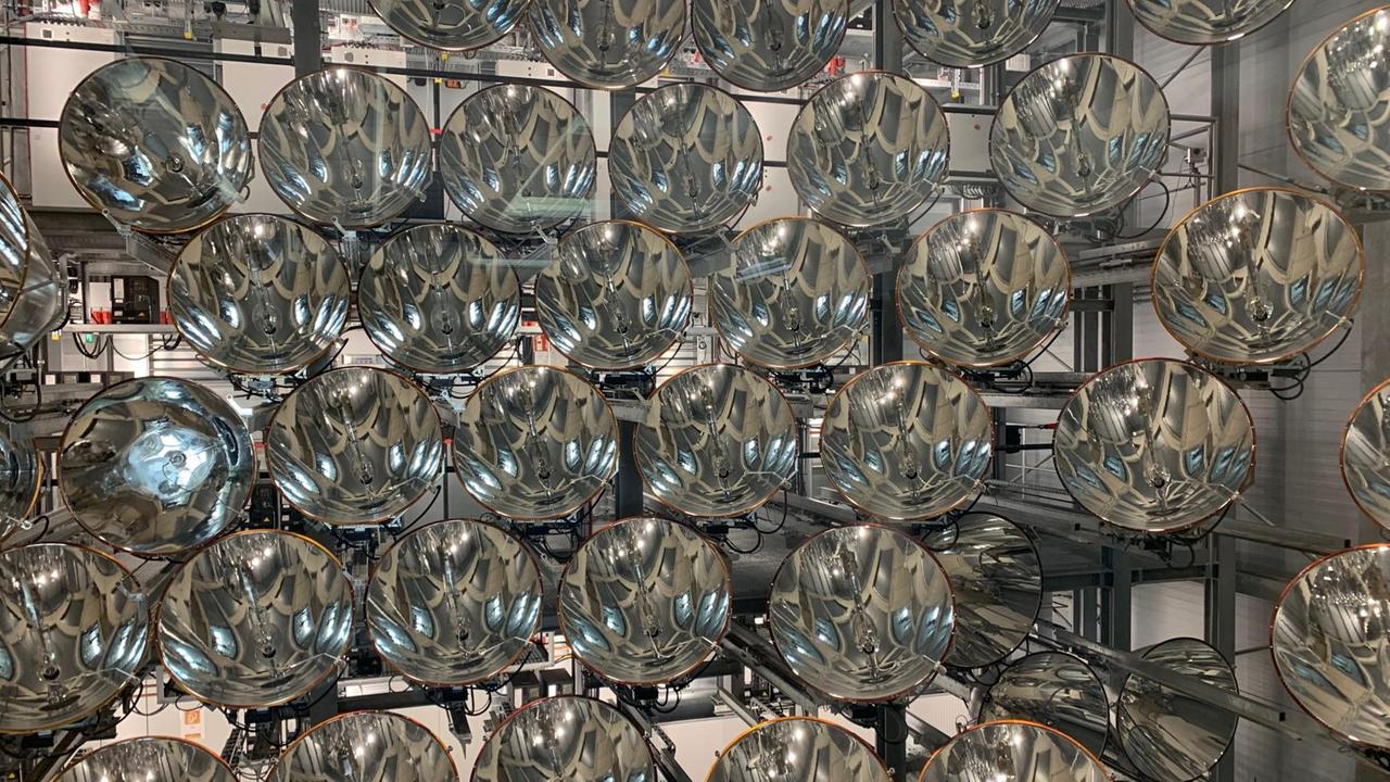 Einige der insgesamt 148 Strahler des Sonnensimulators "Sunlight": Eine einzelne Lampe hat eine elektrische Leistung von 7000 Watt Einige der insgesamt 148 Strahler des Sonnensimulators "Sunlight": Eine einzelne Lampe hat eine elektrische Leistung von 7000 Watt
