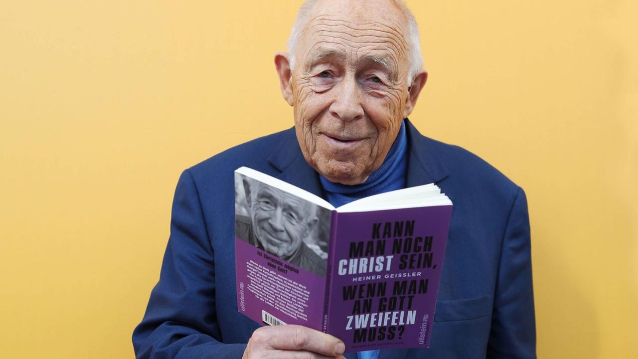 Der CDU-Politiker Heiner Geißler präsentiert am 23.3.2017 bei der Leipziger Buchmesse sein Buch "Kann man noch Christ sein, wenn man an Gott zweifeln muss?". Der CDU-Politiker Heiner Geißler präsentiert am 23.3.2017 bei der Leipziger Buchmesse sein Buch "Kann man noch Christ sein, wenn man an Gott zweifeln muss?".