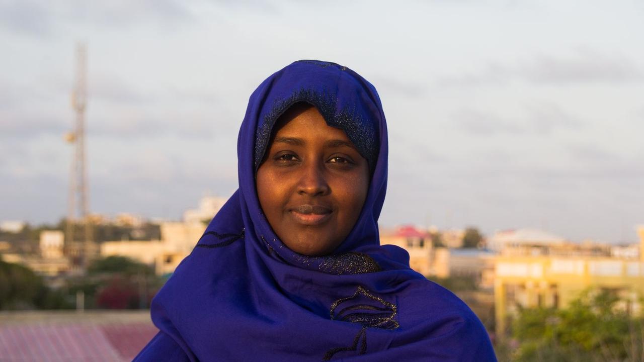 1752530945_Die Praesidentschaftskandidatin Fadumo Dayib auf dem Dach ihres Hotels in Mogadischu (2).jpg 1752530945_Die Praesidentschaftskandidatin Fadumo Dayib auf dem Dach ihres Hotels in Mogadischu (2).jpg