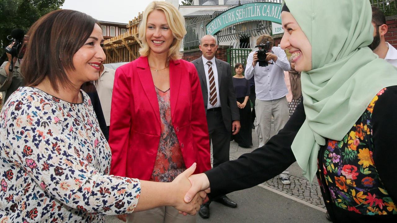 Bundesfamilienministerin Manuela Schwesig und die Senatorin für Arbeit, Integration und Frauen, Dilek Kolat (beide SPD, l) besuchen am 18.08.2015 in Berlin die Sehitlik Moschee und nehmen an der Eröffnung der Beratungsstelle Bahira teil. Bundesfamilienministerin Manuela Schwesig und die Senatorin für Arbeit, Integration und Frauen, Dilek Kolat (beide SPD, l) besuchen am 18.08.2015 in Berlin die Sehitlik Moschee und nehmen an der Eröffnung der Beratungsstelle Bahira teil.